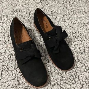 Kork-Ease Black Women's Shoes with Bow Detail